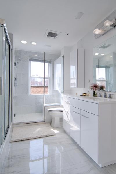 15. Sparsame Luxusnote im Bathroom Remodel on a Budget Modern mit Soft-Close-Sitz und Chromdetails