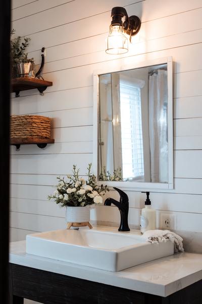 16. Farmhouse-Charme im Bathroom Remodel on a Budget Farmhouse mit Shiplap-Optik und warmem Spiegelholz