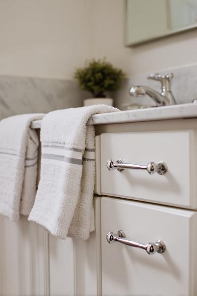 17. Klassische Details im Bathroom Remodel on a Budget Farmhouse mit Porzellangriffen und Leinenhandtüchern