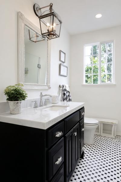 18. Schwarz-Weiß-Mix im Bathroom Remodel on a Budget Farmhouse mit Laternenleuchte und weißen Flächen
