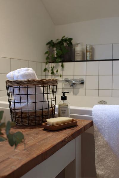 19. Landhaus-Ordnung im Bathroom Remodel on a Budget Farmhouse mit Drahtkorb und Holzbrett-Ablage