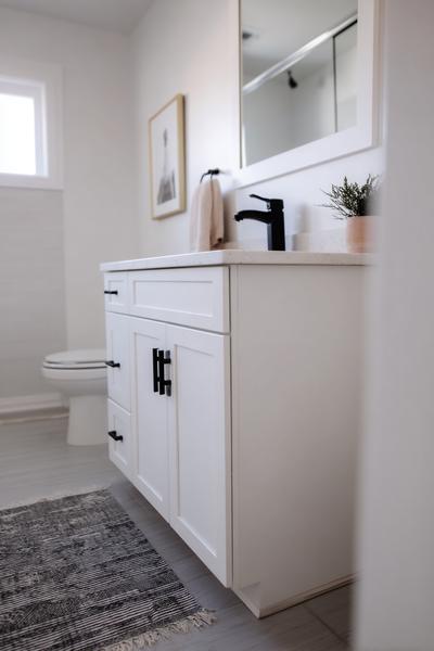 2. Waschtisch-Lackierung fürs Bathroom Remodel on a Budget DIY in Satinweiß mit schwarzen Griffen