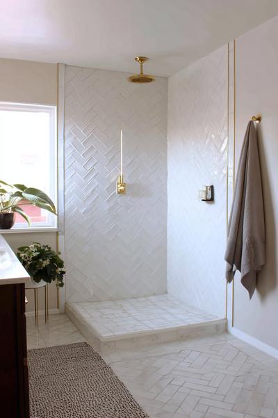 20. Halbhohe Fliesen im Bathroom Remodel on a Budget Tile Wall mit Kontrastfuge und Abschlussleiste