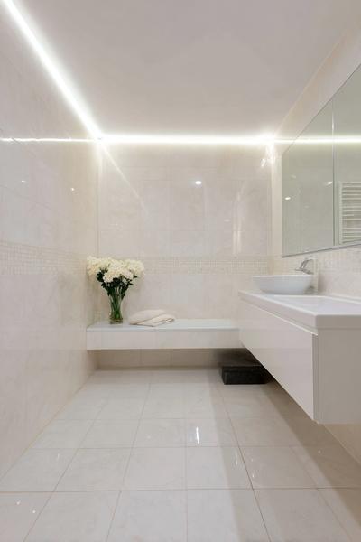 21. Nischen-Highlight im Bathroom Remodel on a Budget Tile Wall mit LED-Strich und hellen Fliesen