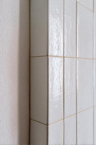 22. Vertikale Streckung im Bathroom Remodel on a Budget Tile Wall mit Hochformat-Fliesen und dünner Fuge