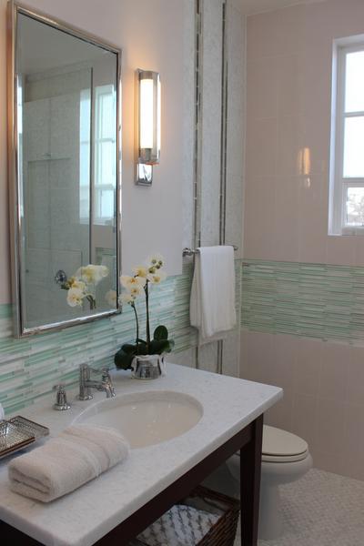 23. Farbband-Akzent im Bathroom Remodel on a Budget Tile Wall mit schmalem Mosaikstreifen und Weiß