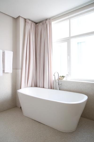 24. Budget-Dusche im Bathroom Remodel on a Budget with Tub mit neuer Stange und Stoffoptik-Vorhang