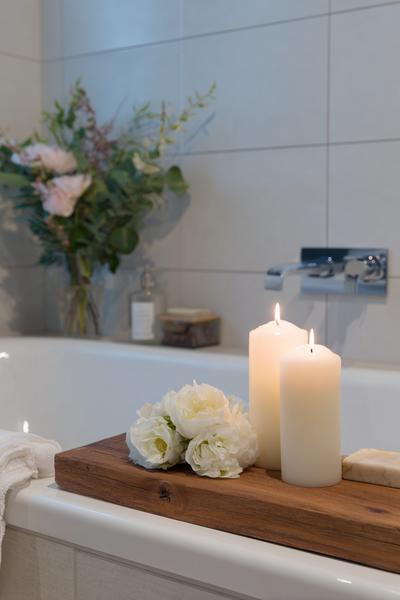 25. Wannenrand-Styling im Bathroom Remodel on a Budget with Tub mit Holzbrett und Kerzen-Cluster