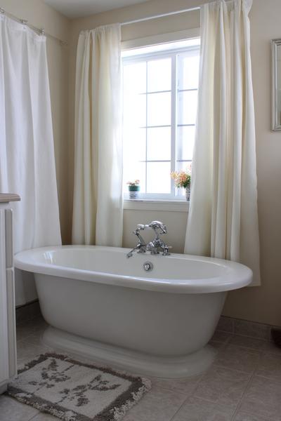 26. Wannenfront-Update im Bathroom Remodel on a Budget with Tub mit Lack und Silikonfugen in Neu