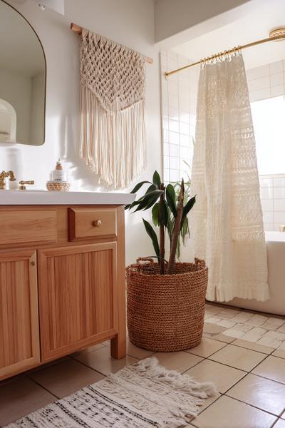 28. Boho-Texturen im Bathroom Remodel on a Budget Boho mit Makramee, Rattan und warmem Licht