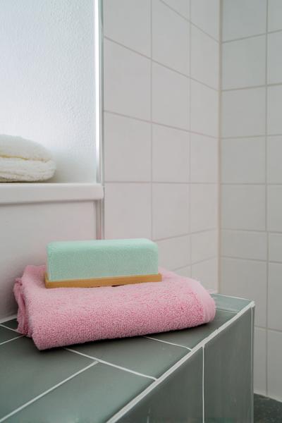 3. Fugen-Refresh im Bathroom Remodel on a Budget DIY mit heller Fugenfarbe und Silikon-Neuabschluss