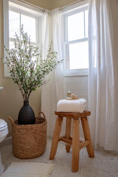 30. Gemütliche Ecke im Bathroom Remodel on a Budget Boho mit Hocker, Leinenkorb und Duftzweigen