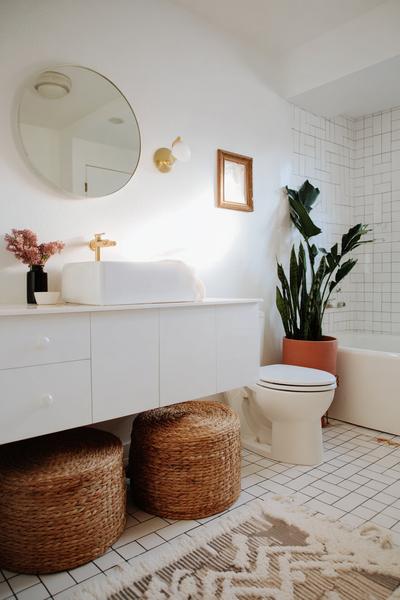 31. Spiegelmix im Bathroom Remodel on a Budget Boho mit Rundspiegel und asymmetrischer Bilderkante