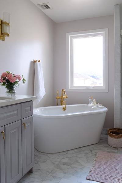 32. Minuten-Reset im Bathroom Remodel on a Budget Ideas mit einheitlichen Spendern und Tablett