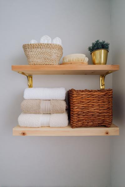 4. Offenes Regal fürs Bathroom Remodel on a Budget DIY aus Kiefernholz mit Messinghaken und Körben