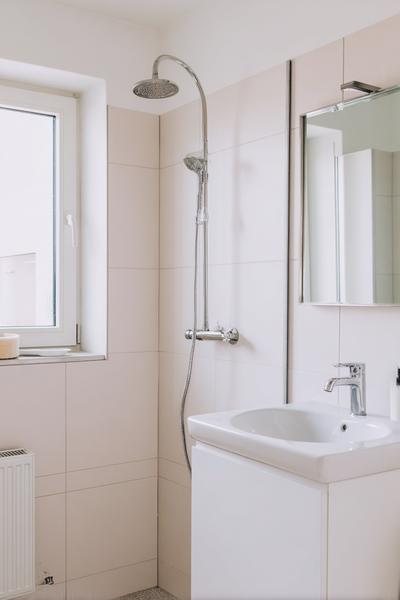 5. Armatur-Tausch im Bathroom Remodel on a Budget DIY mit Einhebelmischer und Kalkschutz-Perlator