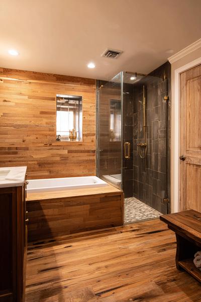 6. Holz-Wärme im Bathroom Remodel on a Budget Rustic mit geöltem Brett und rauchigem Glas