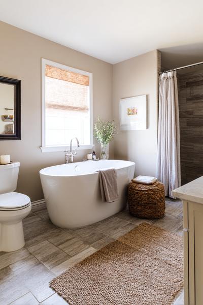 7. Steinoptik-Akzent fürs Bathroom Remodel on a Budget Rustic mit Taupe-Textilien und Jute-Teppich