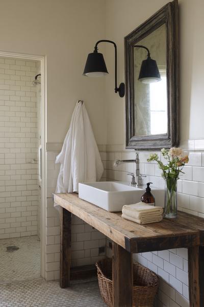 8. Vintage-Look im Bathroom Remodel on a Budget Rustic mit Rahmenlampe und patiniertem Spiegel
