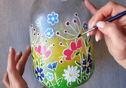 Bemalte Glasgefäße mit Acrylfarbe