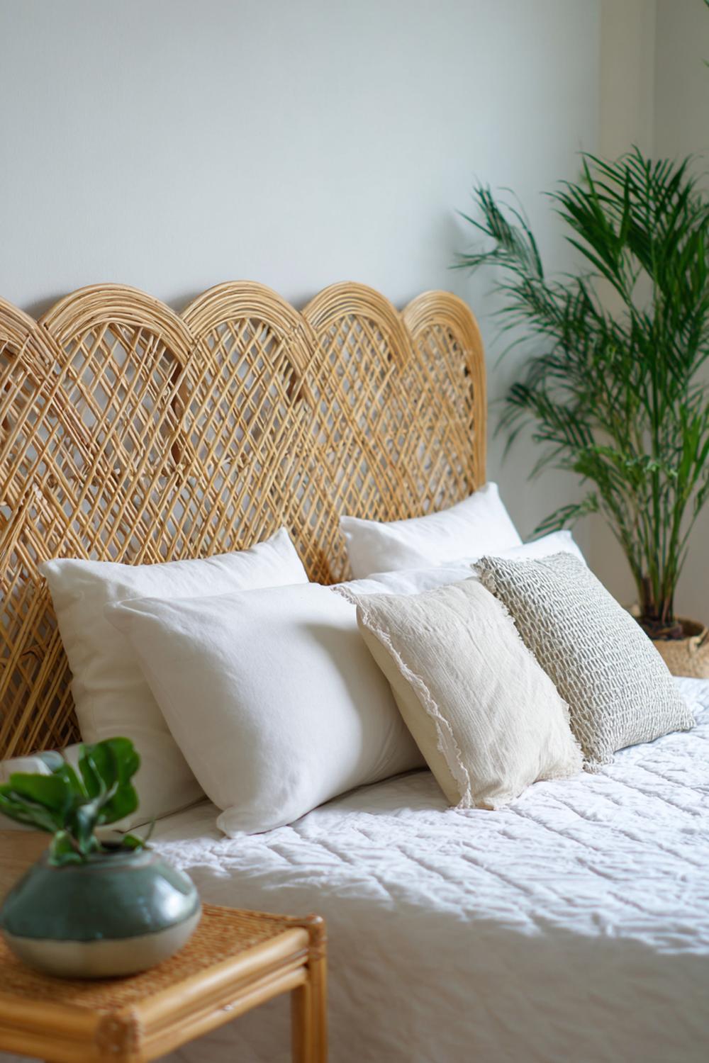 3. Bett-Kopfteil aus Rattan-Geflecht im luftigen Boho-Stil