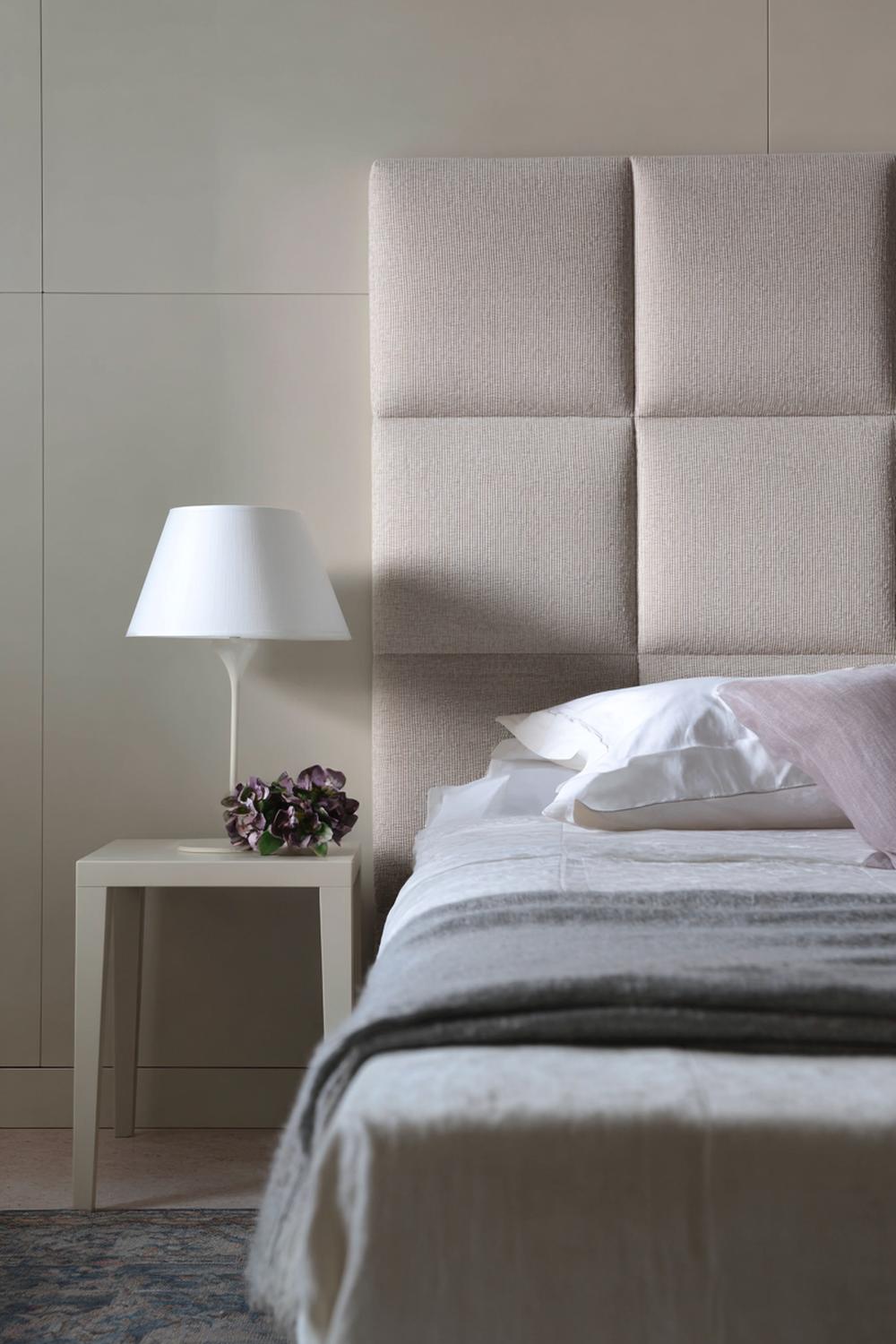4. Bett-Kopfteil aus gepolsterten Wandpaneelen in weichem Bouclé