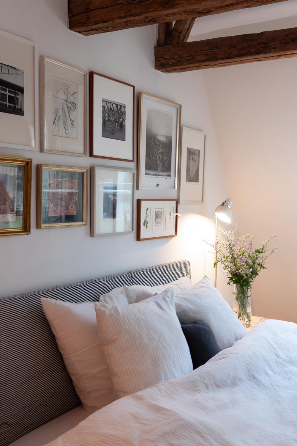 7. Bett-Kopfteil aus einer breiten Bilderleisten-Galerie mit Rahmen und Postern