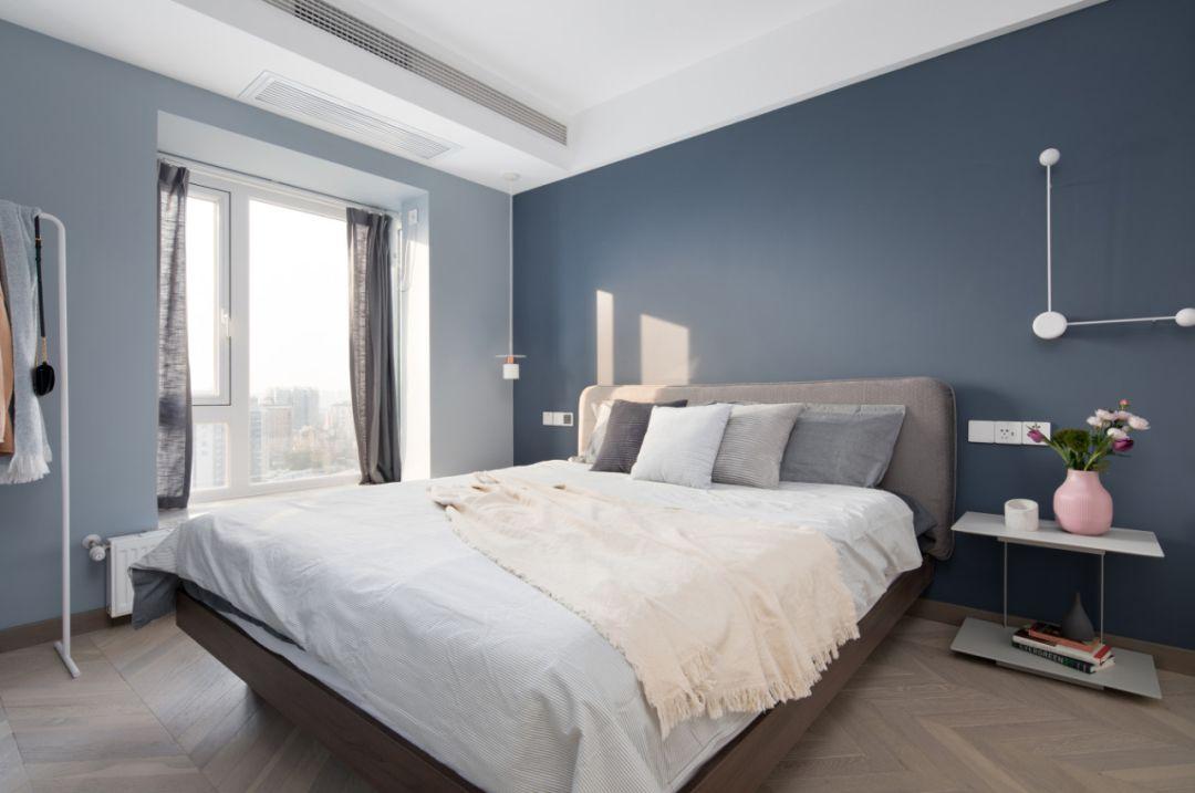 Blaue Schlafzimmerwand mit Bett