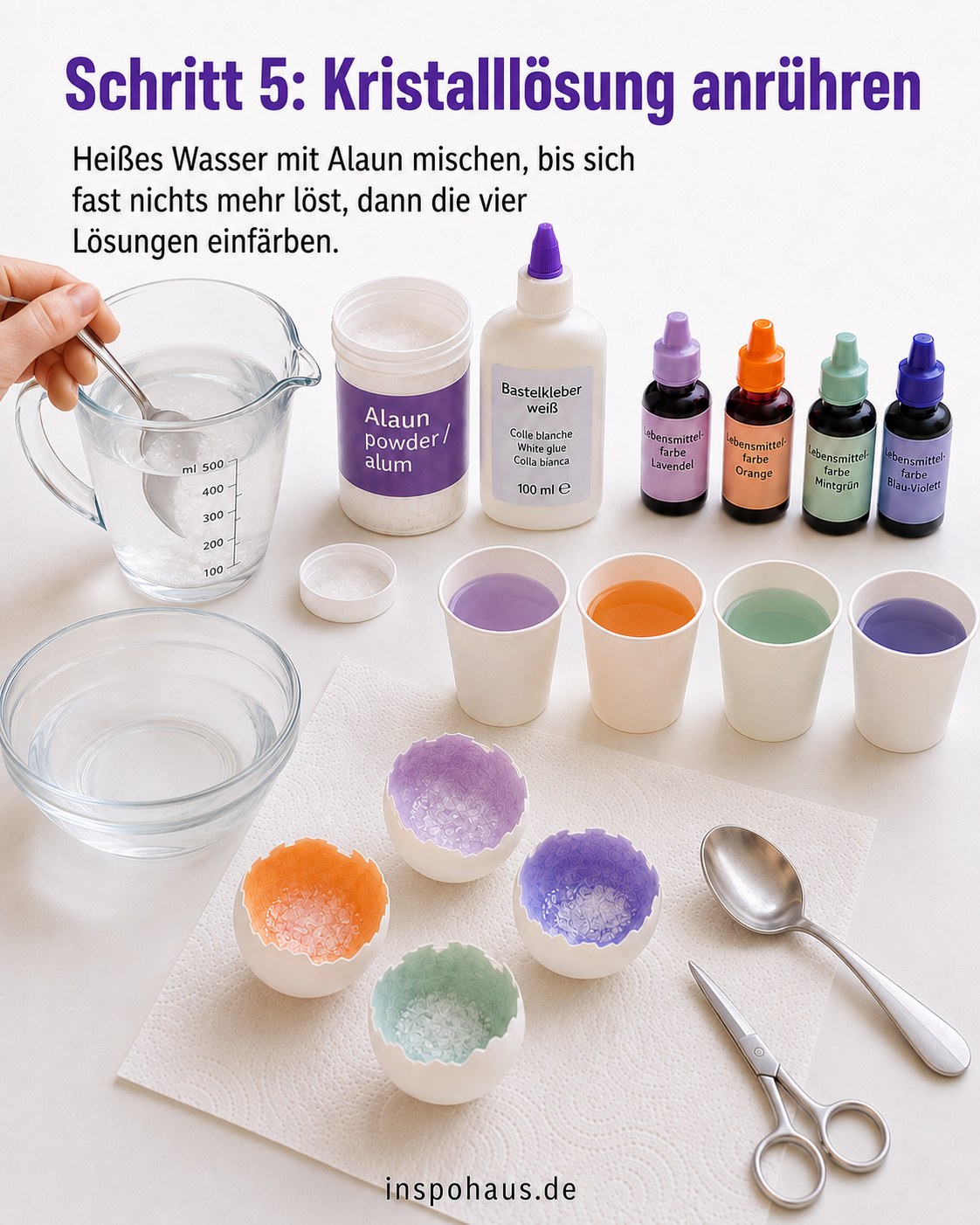 Heißes Wasser und Alaun werden zur gesättigten Kristalllösung angerührt und in vier Farben eingefärbt