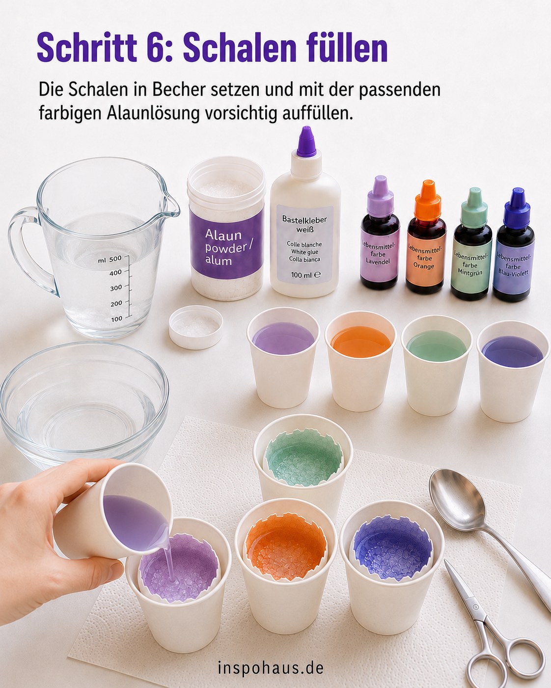 Farbige Alaunlösung wird vorsichtig in die Eierschale in einem Papierbecher gegossen
