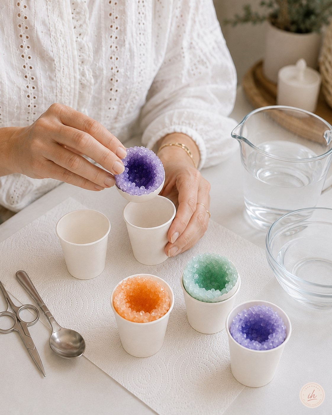 Fertige violette Kristallgeode aus Eierschale wird vorsichtig aus dem Papierbecher gehoben