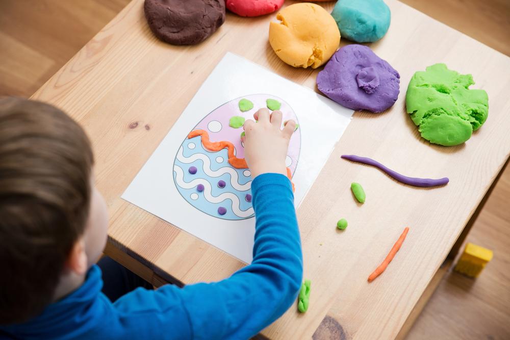 Bunte Knete Ostereier Kinder basteln