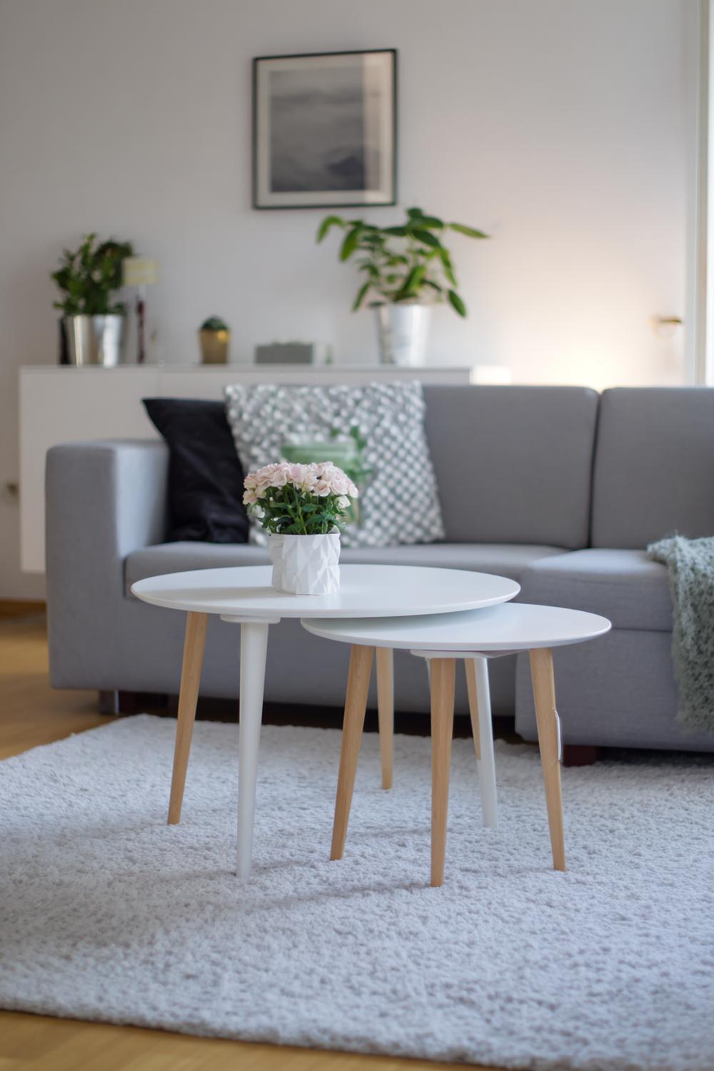 9. Couchtisch dekorieren minimalistisch mit symmetrischem Duo aus Leuchteffekt und Spiegelplatte