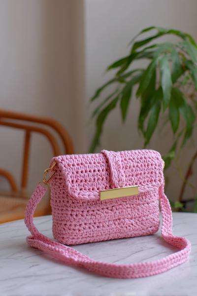 1. Kompakte Boxy-Crossbody in crochet bag tutorials videos mit breitem Gurt und Magnetverschluss