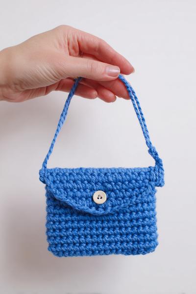 13. Erste Mini-Tasche in crochet bag tutorials for beginners mit festen Maschen und Knopfklappe