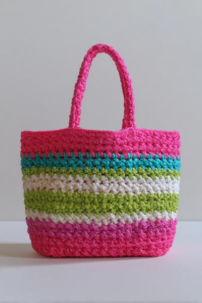 15. Easy-Handle-Tote in crochet bag tutorials for beginners mit Blockstreifen und Doppelhenkeln