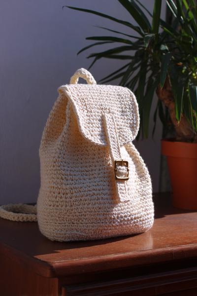 18. Kleiner Rucksack in crochet bag tutorials free mit Klappe, Schnalle und verstärktem Rücken