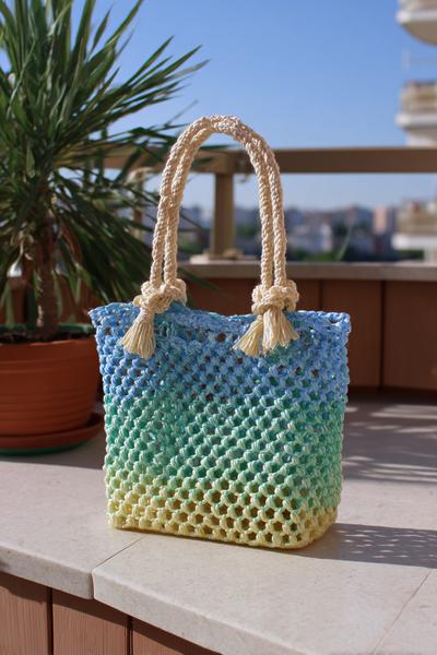 2. Sommerliche Netztasche in crochet bag tutorials videos mit Farbverlaufsgarn und Knotenträgern
