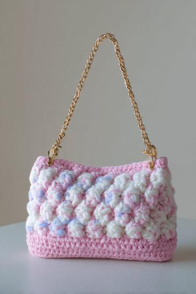 23. Soft-Quilted Handbag in crochet bag tutorials videos handbags mit Puffstitch und Kussverschluss