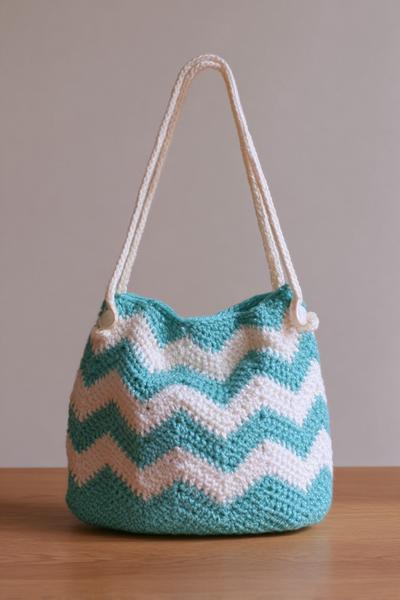 25. Alltags-Handbag in crochet bag tutorials easy mit Chevron-Streifen und Druckknopf