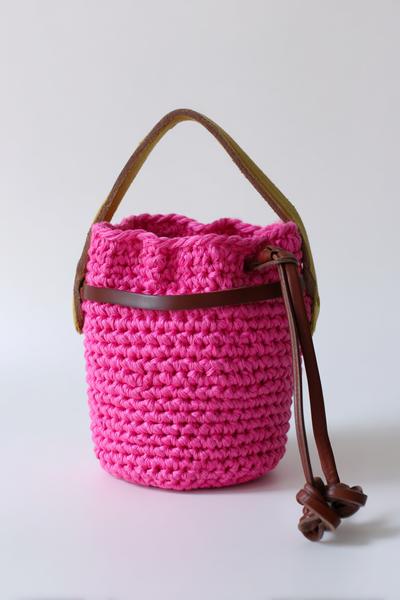 4. Mini-Bucket-Bag in crochet bag tutorials videos mit Kordelzug und Lederboden
