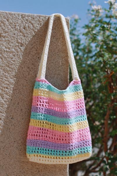 11. Kleine Schulternetz-Tasche als crochet bags for kids in Pastellstreifen