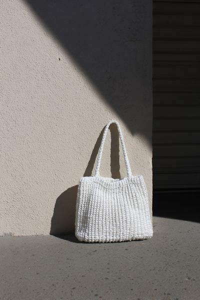 13. Monochrome Schultertasche in Rippenoptik als for crochet bags aesthetic ideas