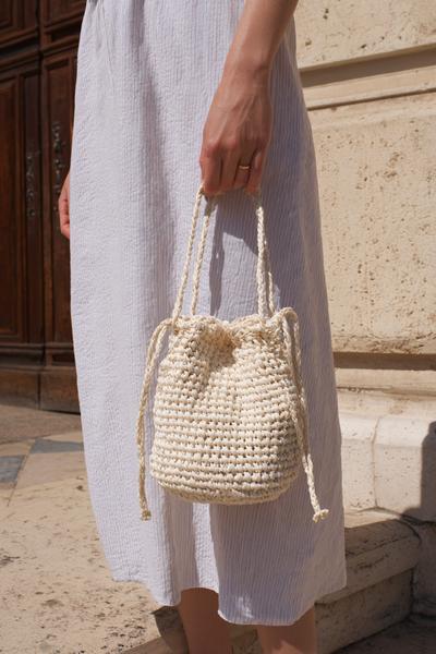 14. Minimalistische Bucket Bag aus Leinenmix als crochet bags aesthetic mit Kordelkragen
