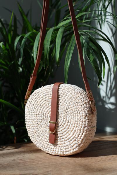 2. Runde Crossbody-Tasche aus Raffia mit crochet bags free patterns und Lederlasche
