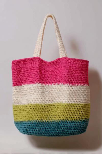 4. Farbblock-Shopper aus T-Shirt-Garn als crochet bags ideas mit stabilem Boden