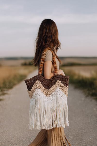 5. Boho-Fransentasche in Naturtönen als crochet bags ideas mit Holzperlen