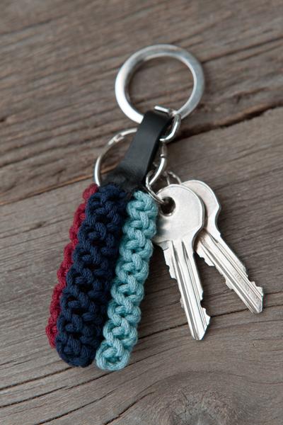 12. Lederschlaufen-Look mit Garnwicklung als for crochet keychain ideas for men ideas