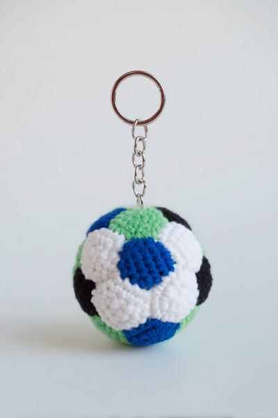 15. Fußball-Ball mit Farbpanelen als for crochet keychain ideas for boys ideas