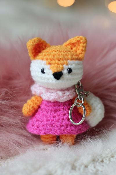 16. Mini-Fuchs mit Farbblock-Bauch als for crochet keychain ideas with pattern ideas